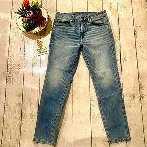 AMERICAN EAGLE AirFlex+ Athletic Straight Jean
31 x 30